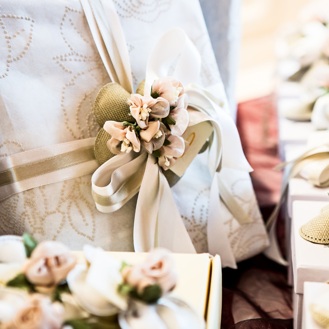 should mother of groom give the bride a gift?
