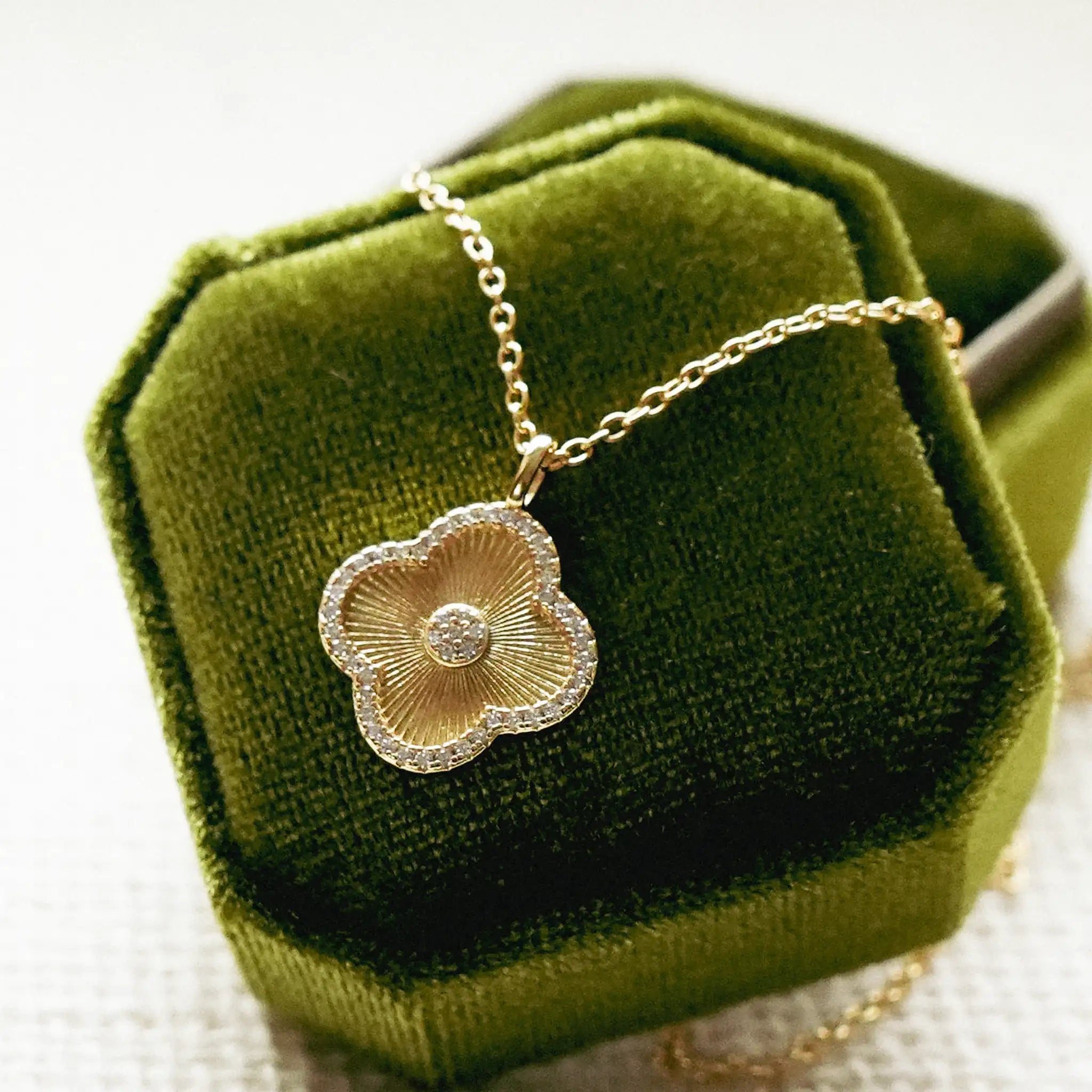 Engravable Clover Necklace (Gold)