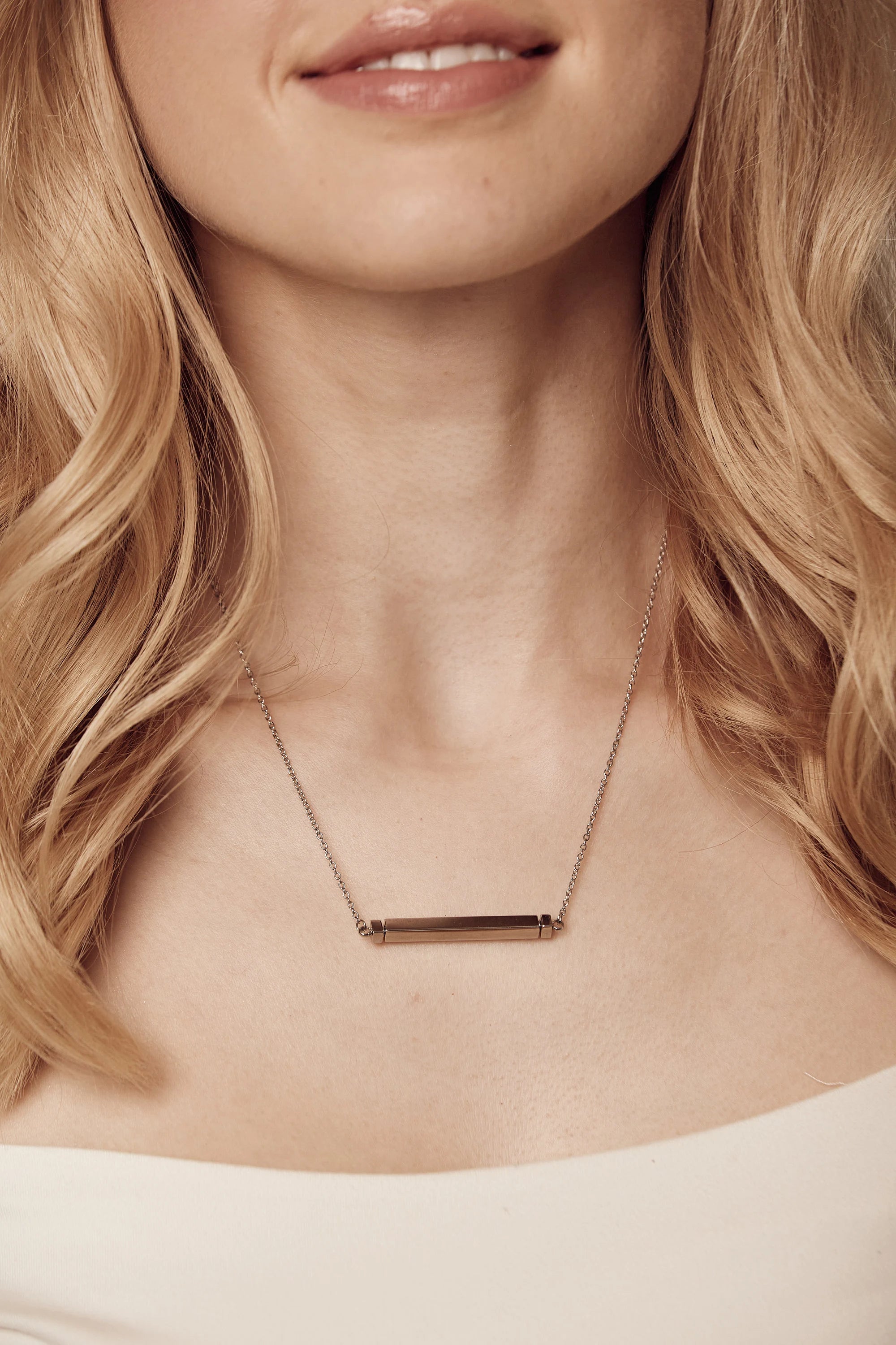 Engraved Spinning Bar Necklace (Silver)