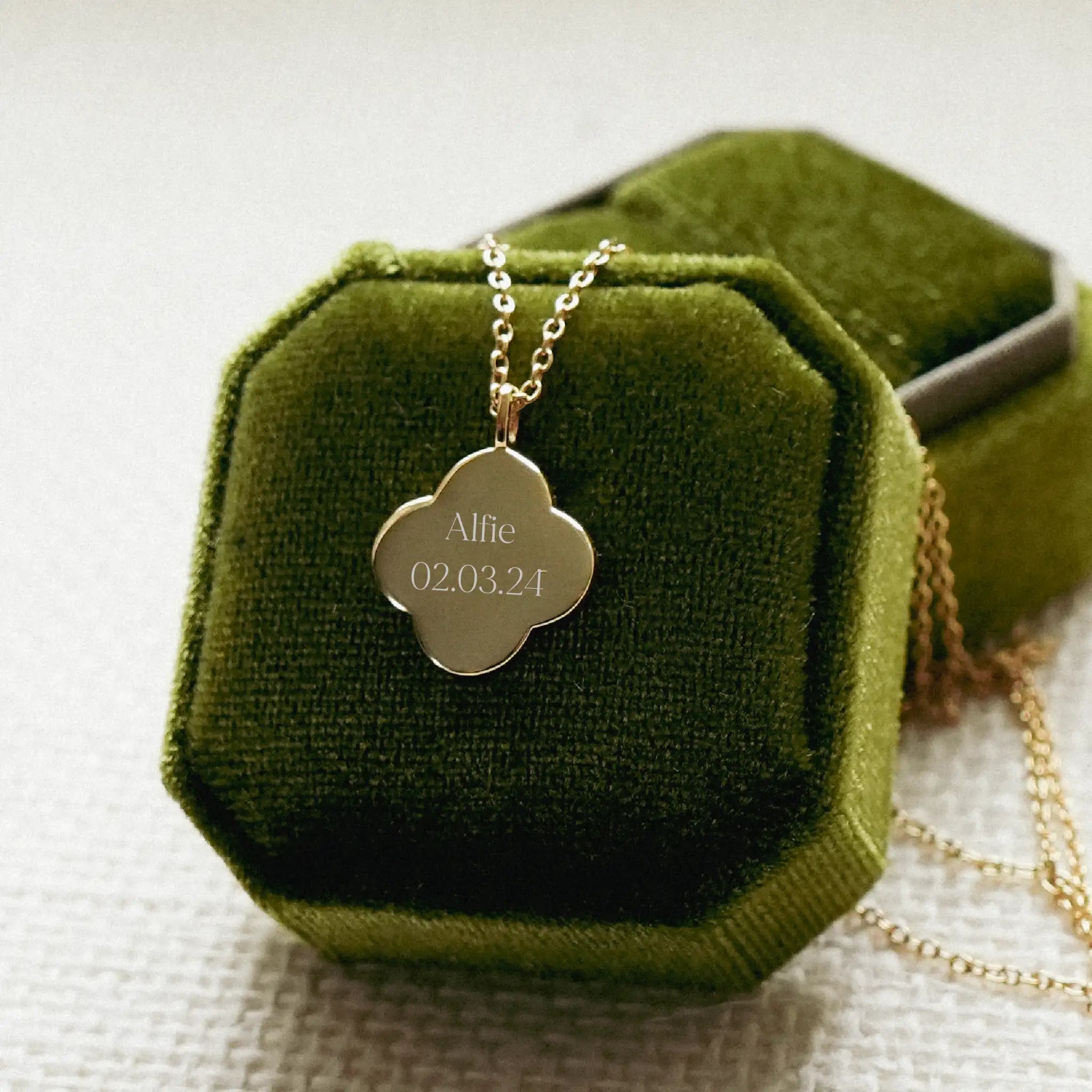 Engravable Clover Necklace (Gold)
