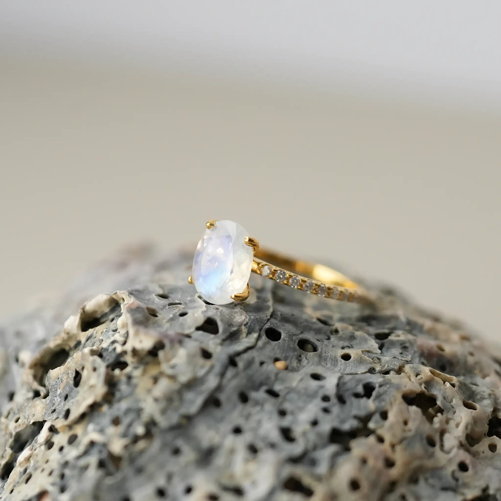 Real moonstone ring gold by treatfully